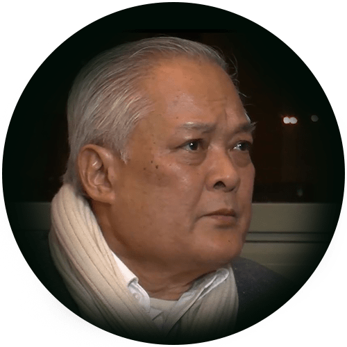Portrait du Docteur Somchay Inthavong devant un appareil de biorésonance quantique